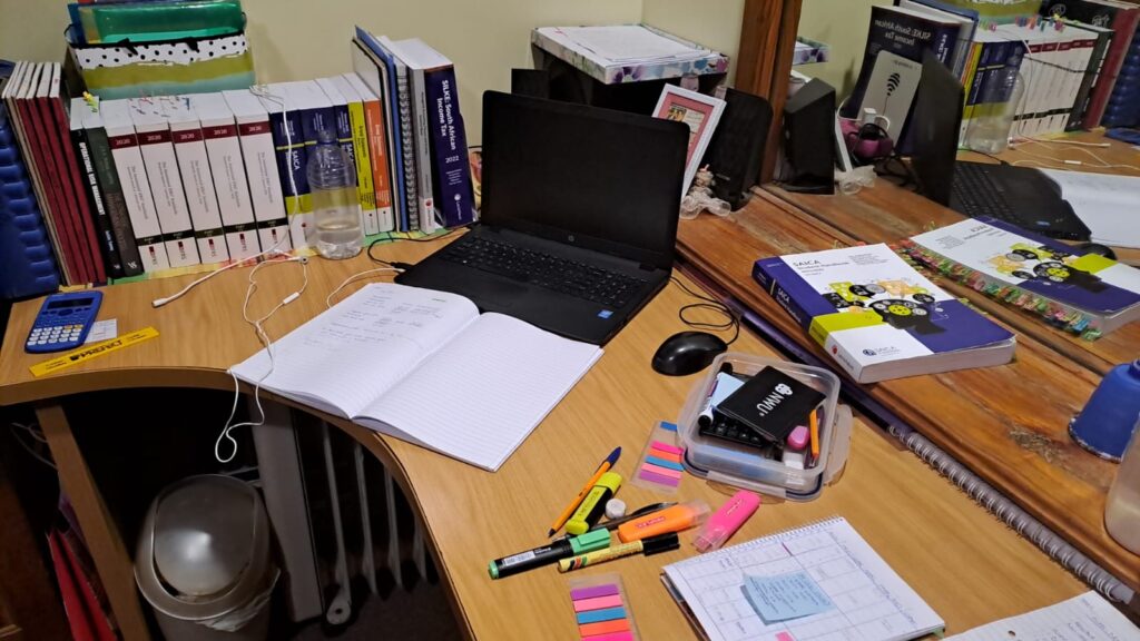 student-desk-study-tips-for-students