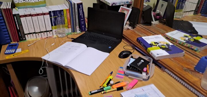 student-desk-study-tips-for-students